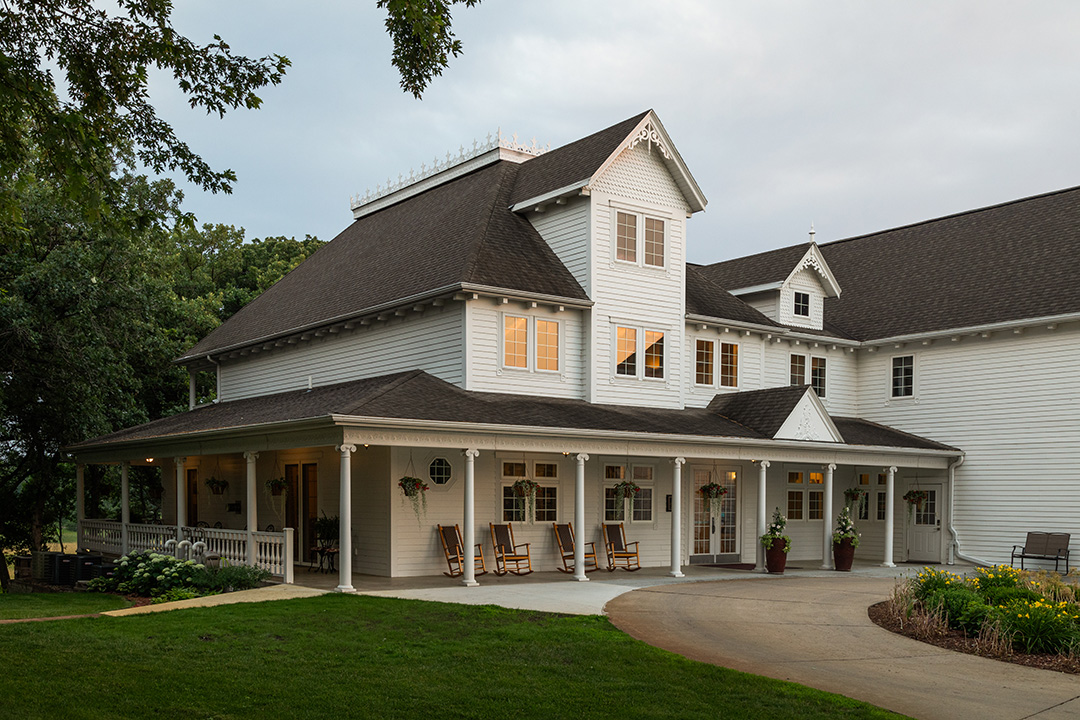 Exterior photo of Oakwood Inn